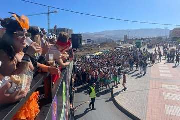 Una marea humana 'canta' al Carnaval por las calles de Telde/TA, Jesús Ruiz Mesa, Francisco Javier Santana, Antonio Alí y C7..